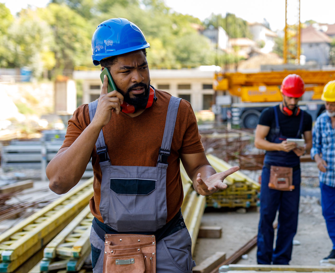 istockphoto-1459995255-2048x2048-1 A construction worker is on the phone with a lawyer to get legal representation